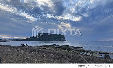城山日出峰の下、クァンチギ海岸の乗馬客 城山日出峰の下、クァンチギ海岸の乗馬客 143062784