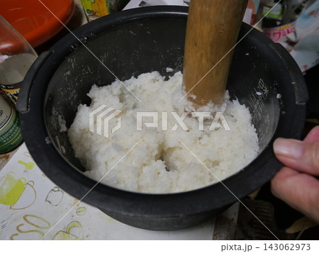 炊飯器の内釜でご飯を木製すりこぎでつぶすおはぎの作り方 炊飯器の内釜でご飯を木製すりこぎでつぶすおはぎの作り方 143062973