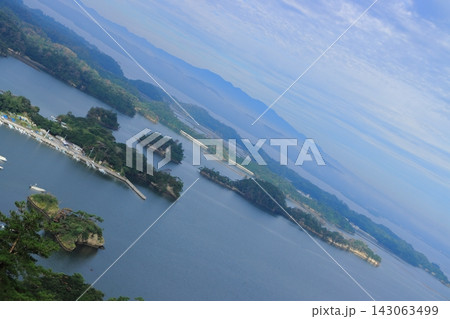 【宮城県】朝もやがかかる奥羽山脈と奥松島の小島の風景 【宮城県】朝もやがかかる奥羽山脈と奥松島の小島の風景 143063499