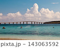 エメラルドグリーンの海と海を渡る橋 水上バイクを楽しむ人々 143063592