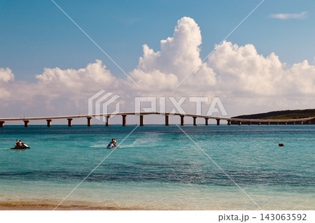 エメラルドグリーンの海と海を渡る橋 水上バイクを楽しむ人々 エメラルドグリーンの海と海を渡る橋 水上バイクを楽しむ人々 143063592