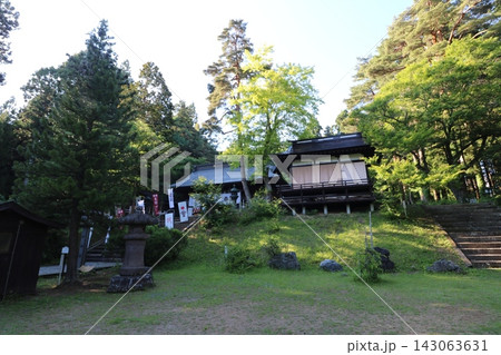 新緑の福島県猪苗代町の土津神社 143063631