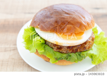 おいしい月見バーガー おいしい月見バーガー 143063810