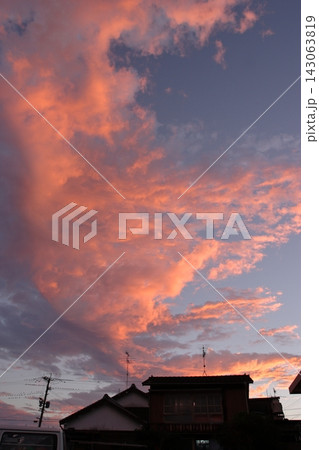 夕焼けに染まる美々津の空と町並み 143063819