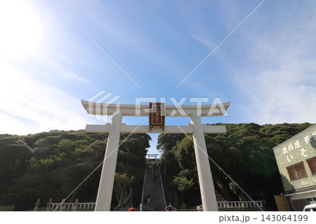 茨城県大洗町の磯崎神社の海辺に立つ鳥居 143064199