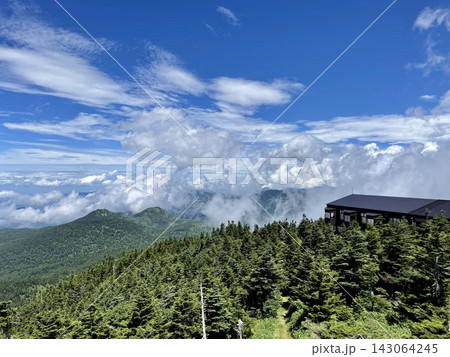 雲が流れる山岳地帯の爽やかな景観 143064245