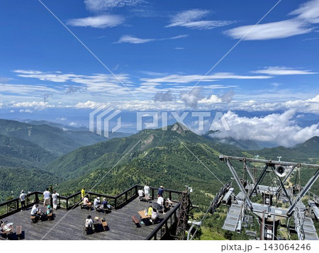 山の展望台と広がる稜線のパノラマ風景 143064246