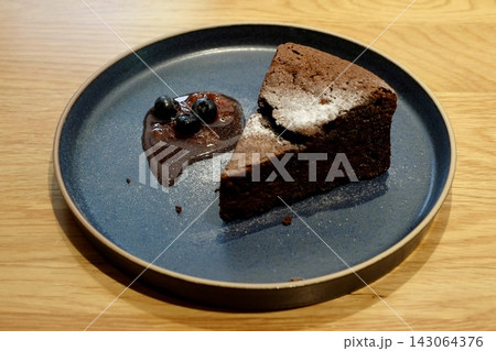 手作りチョコレートケーキとブルーベリーのデザートプレート 143064376
