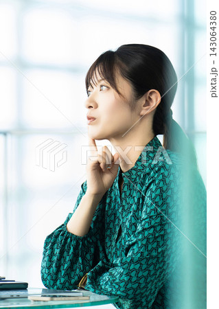考える女性・ビジネスウーマン 143064380