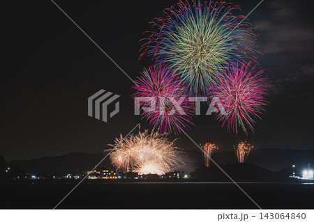 伊良湖から見た篠島ぎおん祭り・野島まつりの花火の風景(愛知県) 伊良湖から見た篠島ぎおん祭り・野島まつりの花火の風景(愛知県) 143064840