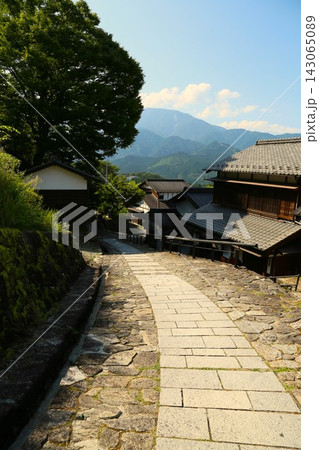 山を望む宿場町の石畳 143065089