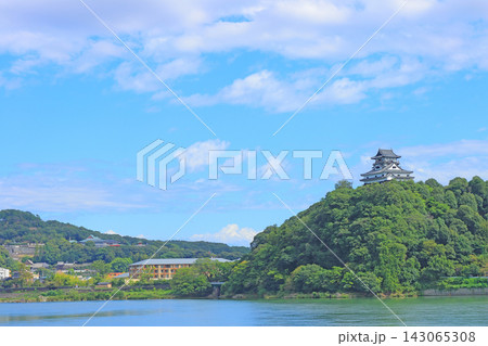 愛知県犬山市、国宝犬山城と木曽川の風景 143065308