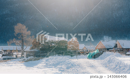 カナスの雪をかぶった干し草と柵 カナスの雪をかぶった干し草と柵 143066406