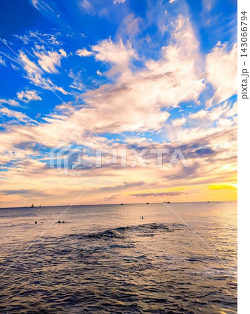 マジックアイランド ハワイ 夕暮れの海と空 帆船と黄金の水平線 三枚セット 143066794
