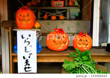 秋のイベントや直売所の雰囲気を伝えるハロウィン装飾 143066884