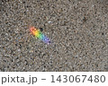 砂利の地面に映った小さな虹 143067480