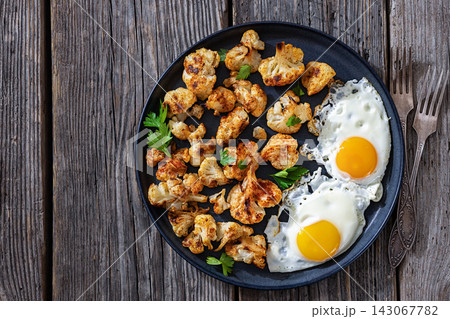 Chou fleur roti with fried eggs on plate 143067782