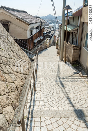 尾道・東土堂町の千光寺新道を下る石畳の坂道と古い町並み（広島県尾道市） 143068088