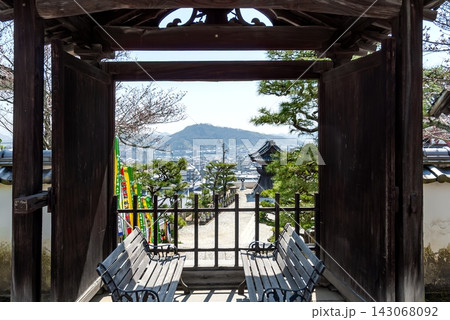 西國寺の境内から山門越しに望む尾道の市街地と山並み(広島県尾道市) 西國寺の境内から山門越しに望む尾道の市街地と山並み(広島県尾道市) 143068092