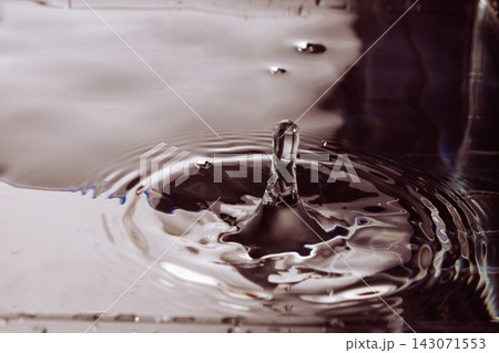 216.Vertical Splash and Ripples on Glossy Water Surface 143071553