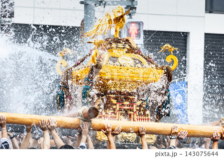 富岡八幡宮例大祭差し上げた神輿 富岡八幡宮例大祭差し上げた神輿 143075644