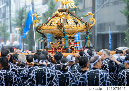 富岡八幡宮例大祭水掛け祭りの神輿 富岡八幡宮例大祭水掛け祭りの神輿 143075645