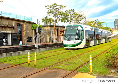 台湾の高雄市を走る次世代型路面電車高雄ライトレール 台湾の高雄市を走る次世代型路面電車高雄ライトレール 143075944