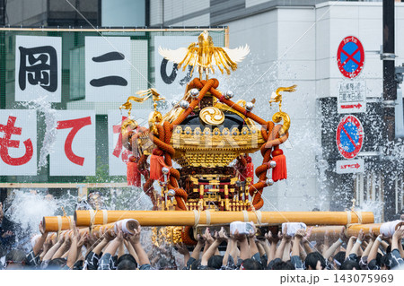 富岡八幡宮例大祭差し上げた神輿 富岡八幡宮例大祭差し上げた神輿 143075969