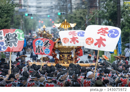富岡八幡宮例大祭水掛け祭りの神輿 富岡八幡宮例大祭水掛け祭りの神輿 143075972