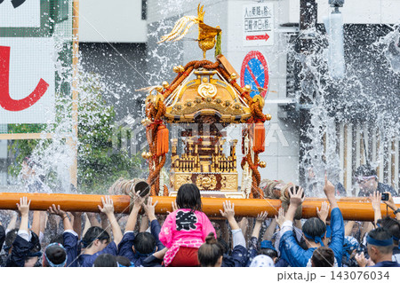 富岡八幡宮例大祭差し上げた神輿 富岡八幡宮例大祭差し上げた神輿 143076034