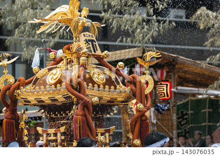 富岡八幡宮例大祭水掛け祭りの神輿 富岡八幡宮例大祭水掛け祭りの神輿 143076035