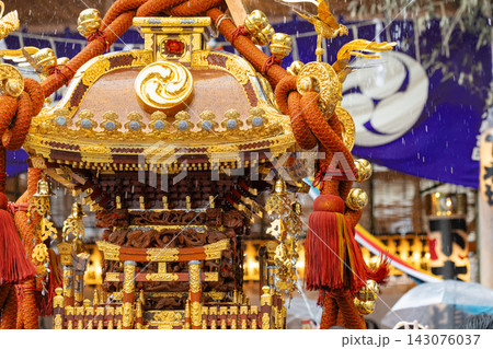 富岡八幡宮例大祭水掛け祭りの神輿 富岡八幡宮例大祭水掛け祭りの神輿 143076037