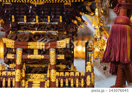 富岡八幡宮例大祭水掛け祭りの神輿 富岡八幡宮例大祭水掛け祭りの神輿 143076045