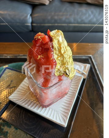 金箔をのせた苺の贅沢かき氷 金箔をのせた苺の贅沢かき氷 143076319