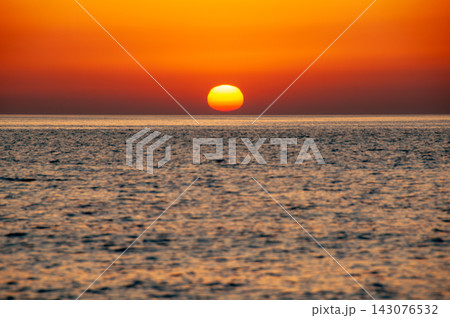 能登から見た日本海に沈む夕日 能登から見た日本海に沈む夕日 143076532