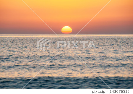 能登から見た日本海に沈む夕日 143076533