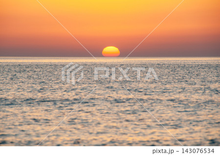 能登から見た日本海に沈む夕日 143076534