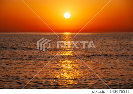 能登から見た日本海に沈む夕日 143076535