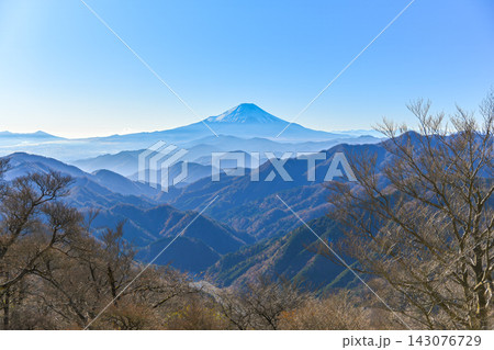 晩秋の丹沢・日高付近から望む雄大な富士山と熊木沢ノ出合 晩秋の丹沢・日高付近から望む雄大な富士山と熊木沢ノ出合 143076729