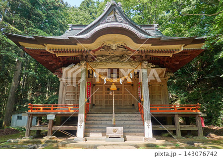 金峰神社 拝殿の唐破風と木彫 にかほ市象潟町小滝 金峰神社 拝殿の唐破風と木彫 にかほ市象潟町小滝 143076742