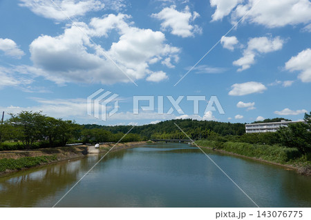 能登町 川と堤 夏の入道雲 143076775