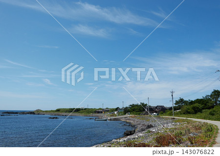 舳倉島 海岸線と鳥居 日本海 舳倉島 海岸線と鳥居 日本海 143076822