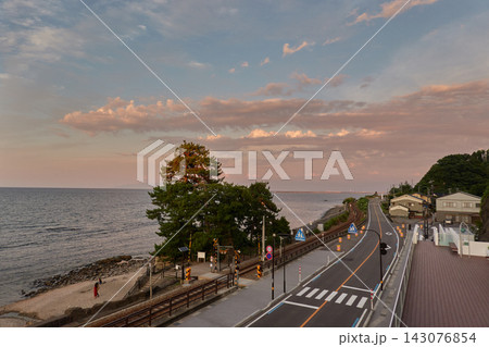雨晴海岸 松と氷見線 夕焼けの海 143076854