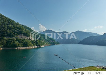 九頭竜湖 夏の湖面 大野市 143076908