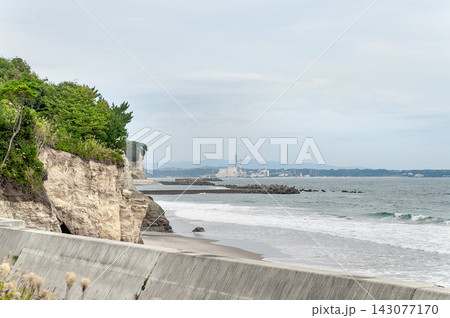 長浜海岸の切り立った海食崖と太平洋・防潮堤の風景(茨城県北茨城市) 長浜海岸の切り立った海食崖と太平洋・防潮堤の風景(茨城県北茨城市) 143077170