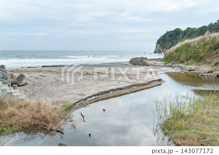 長浜海岸の砂浜に流れ込む水路と太平洋・海食崖の風景(茨城県北茨城市) 長浜海岸の砂浜に流れ込む水路と太平洋・海食崖の風景(茨城県北茨城市) 143077172