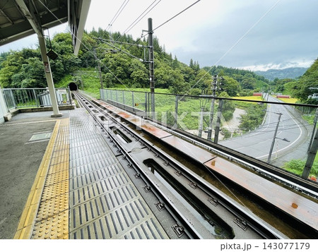 1日の平均乗車数が100人以下の無人駅　新潟ほくほく線にあるほくほく大島駅 143077179