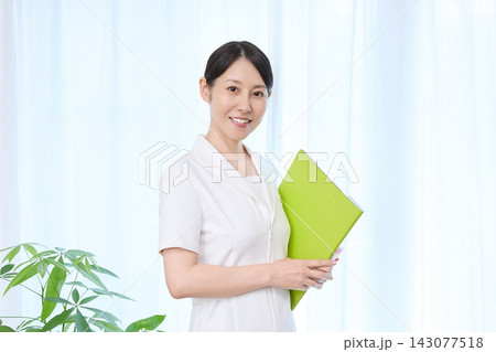 エステやクリニックで働く女性スタッフの笑顔 143077518