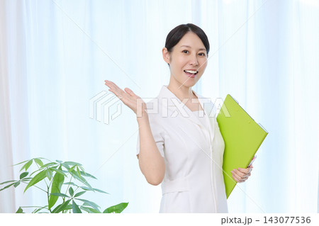 エステやクリニックで案内する女性 エステやクリニックで案内する女性 143077536