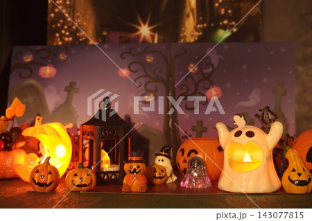 夜のハロウィン背景でおすましするジャック 143077815